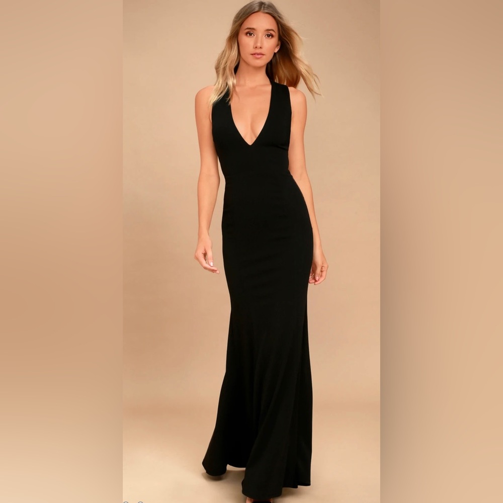COPY - Lulu’s NWT Heaven and Earth Black Maxi Dress
Size L